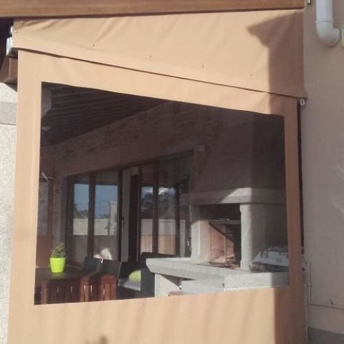 TOLDO VERTICAL CON VENTANA Y TRIÁNGULO SUPERIOR