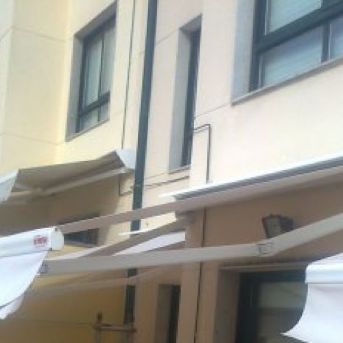 TOLDO ARTICULADO CON TEJADILLO